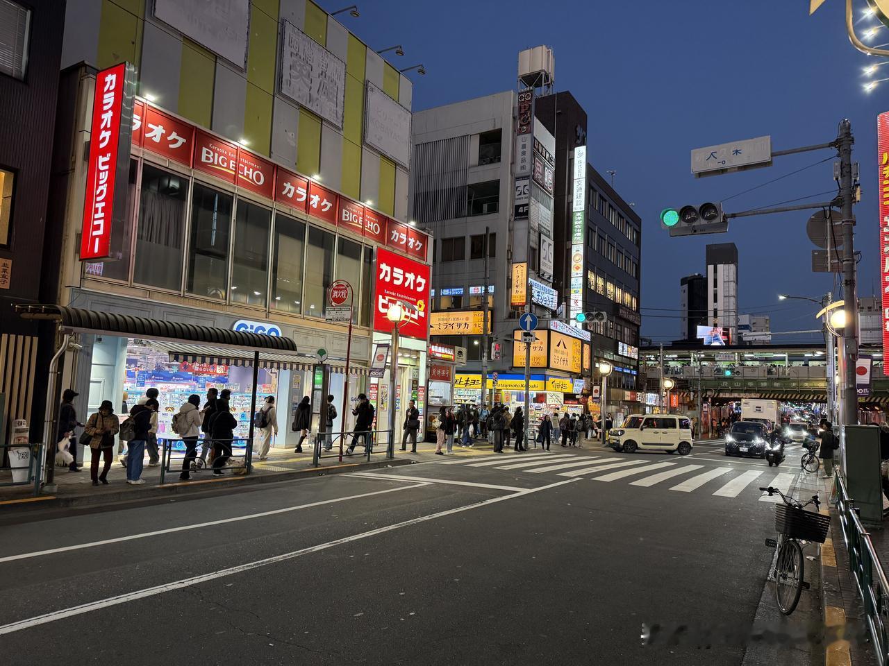 东京新大久保，人挤人。
以前新大久保是韩国人的地盘，如今快被中国人“占领”了吧。