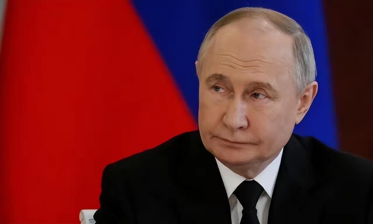 特朗普28点和平计划遭乌克兰拒绝。双方撤稿重写：
日内瓦会议，特朗普提“最后通牒