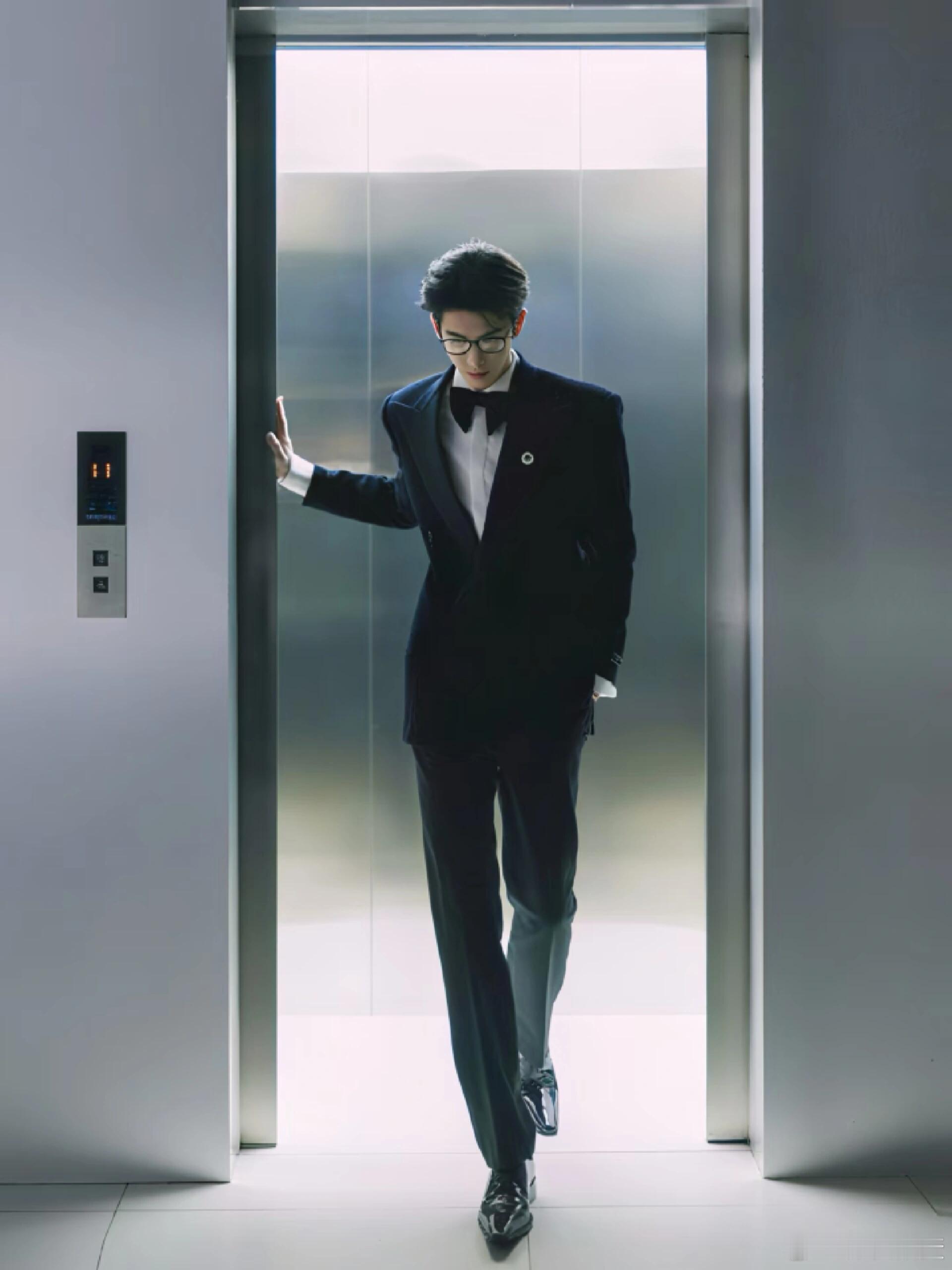 张凌赫  张凌赫这组图没上热搜真的太不应该了！张凌赫这组西装真的帅死了，蝴蝶领结