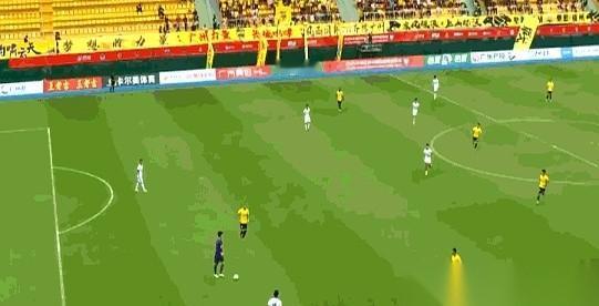 就这球，你说他踢假球吧，感觉演技又有点浮夸。
你说他不是故意的吧，这脚法又精准得