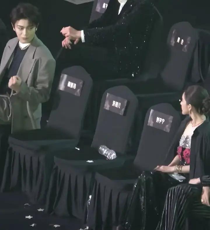 丁禹兮“付出型人格”含金量还在上升给赵露思加油打气、给鞠婧祎叠衣服、扶女明星上台