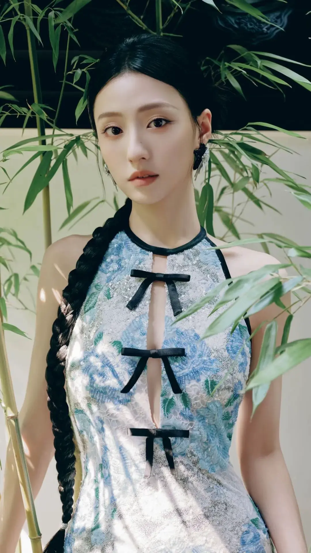 胡连馨｜竹纹镂刻旗袍间，东方韵美入画来！
