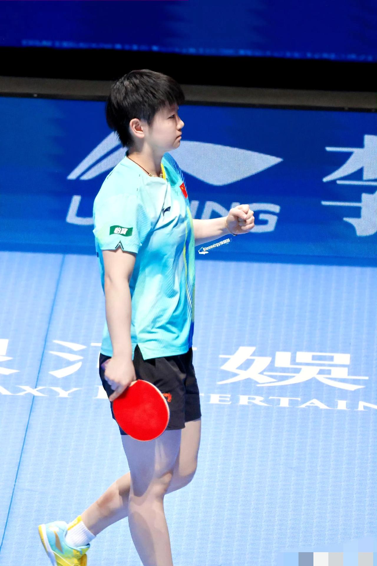 希望有人能认真告诉你：
你的开心，比一切都更重要。
不必事事完美，不用硬扛所有，