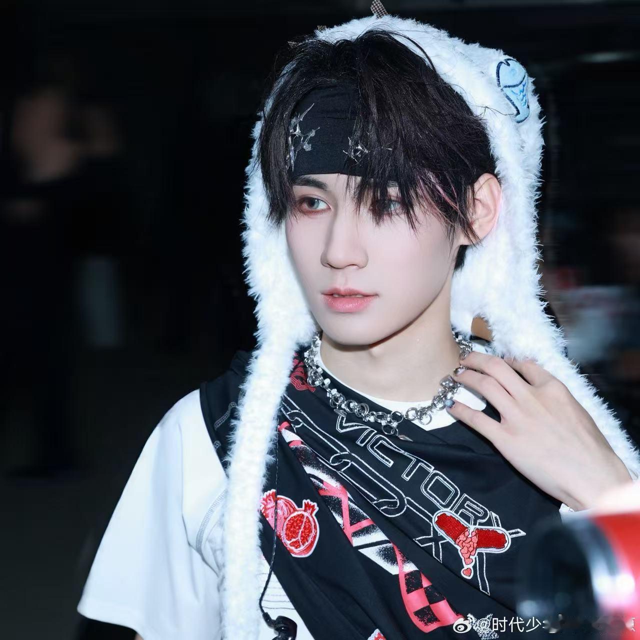 张真源第四天演唱会后的状态 从第一场到第四场全程稳定发挥，背后却是身体欠佳带来的