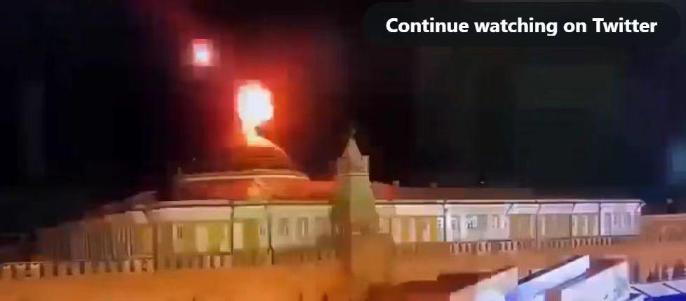 突发！克里姆林宫遭到两架无人机袭击，视频显示克宫屋顶上的国旗被炸了。

无人机来