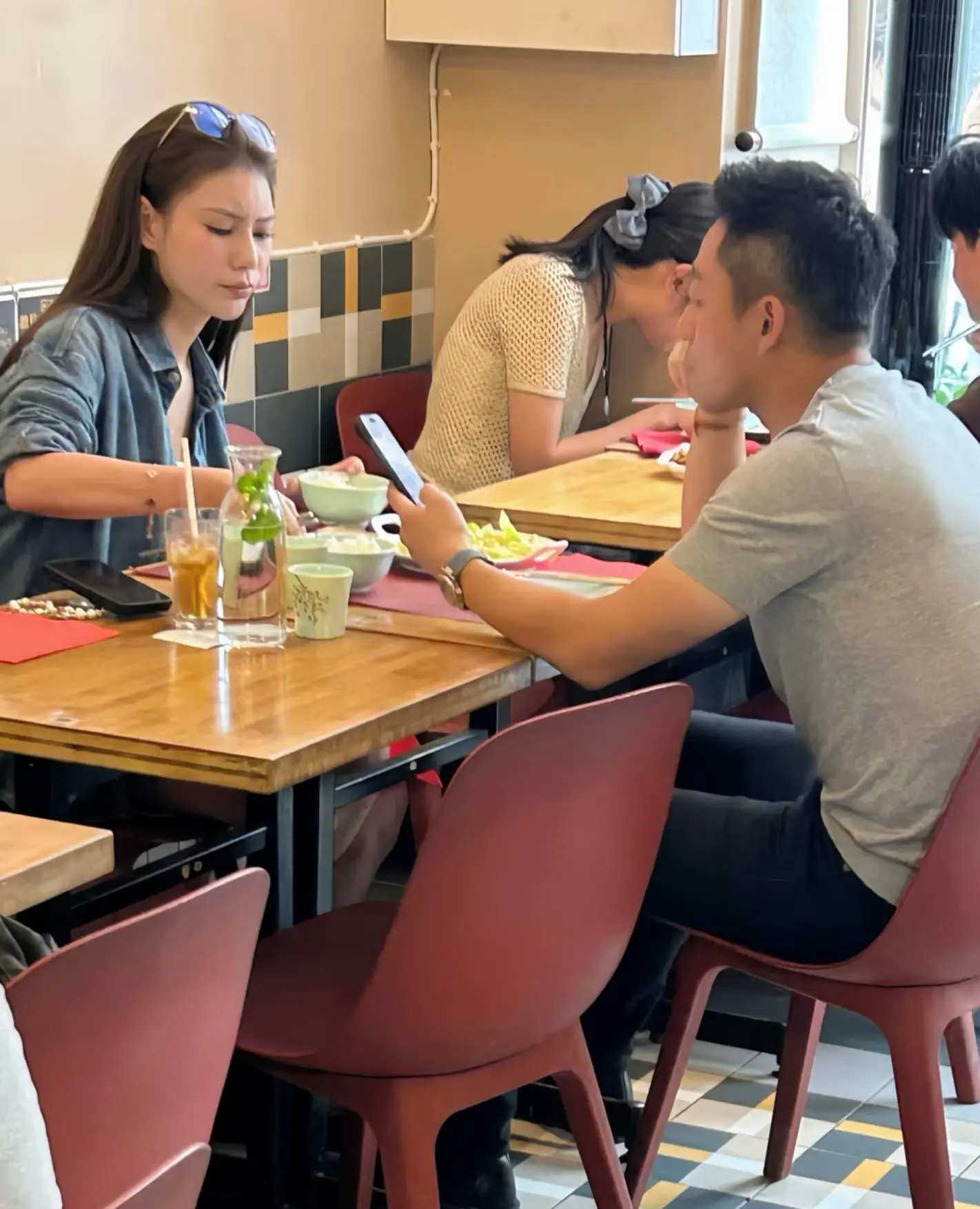 马筱梅跟老公吃饭被偶遇。夫妻俩状态轻松，日子很幸福