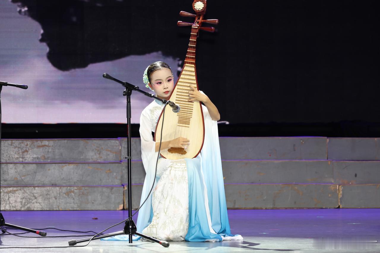 迎新年台州学子用乐舞展现自我迎新年展风采，台州学子以乐为媒、以舞传情，每一个身影