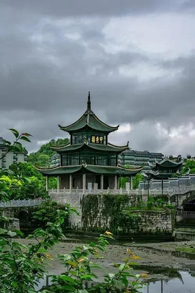 七律·秋日游甲秀楼
文/赵家镛

赤日炎炎正立秋，熏风醒荡碧波愁。
莺飞乱飐芙蓉