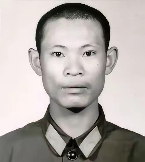 1984年7月12日，在对越自卫还击老山地区防御战斗中，在排长李海欣牺牲后，他带