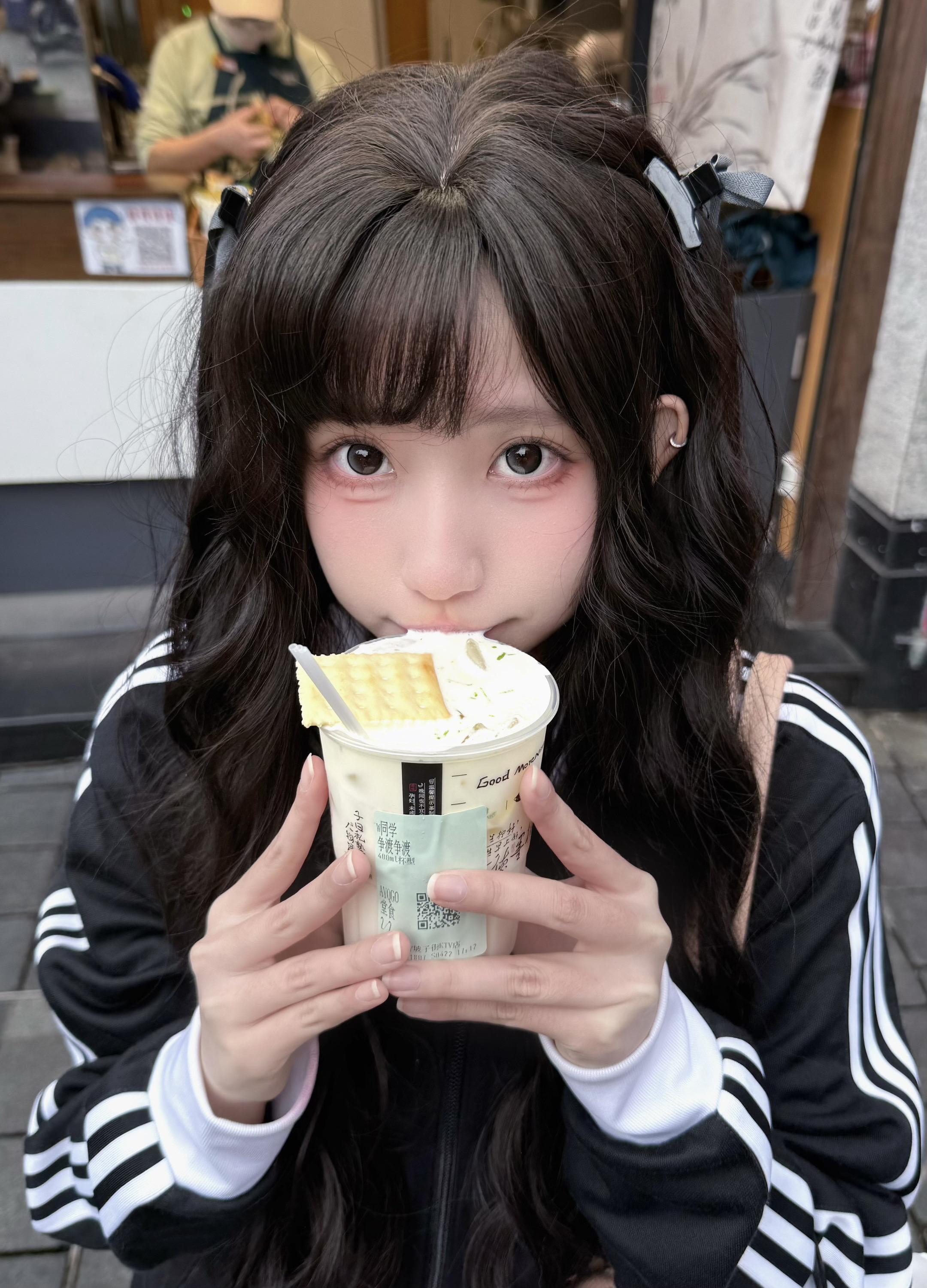 突然在相册翻到前女友的照片 她好可爱 我好后悔