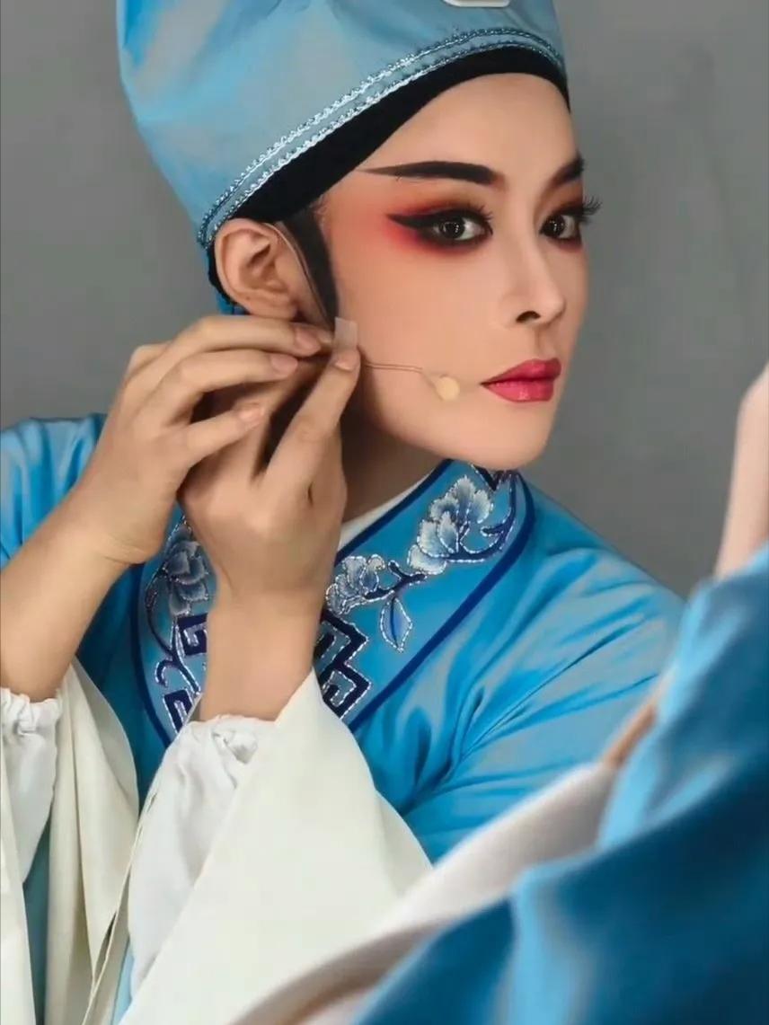 越剧演员陈丽君说，拍摄电影镖人，我很珍惜这次机会，武打动作也非常用力，可是我觉得