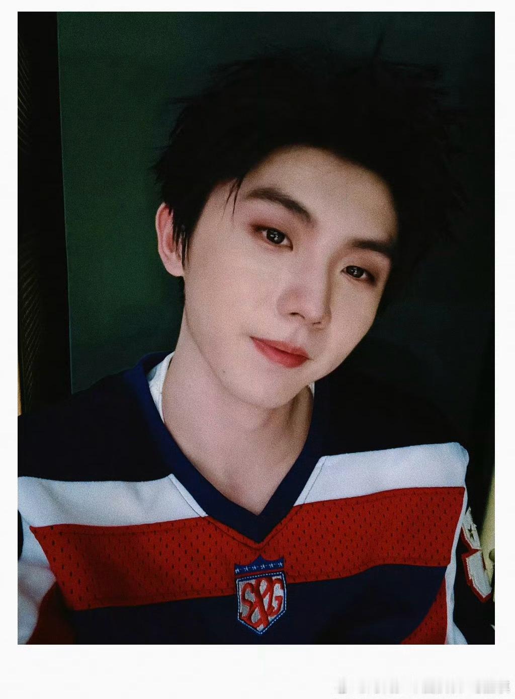马嘉祺周末晒自拍马嘉祺周末晒自拍，帅到犯规[爱慕] ​​​