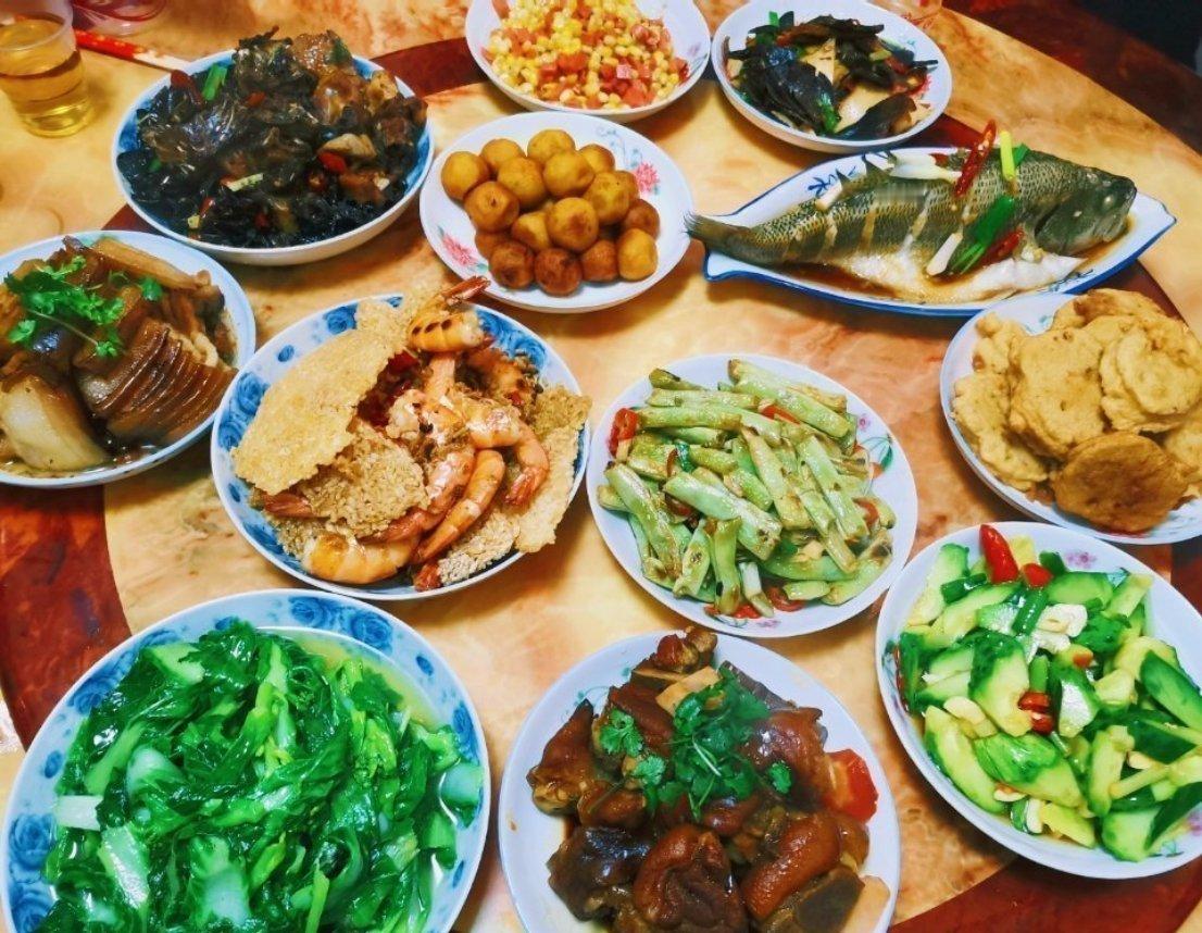 【来晒你家的年夜饭】今天新年除夕夜，快来晒出你家的年夜饭 ！新的一年，小美祝大家
