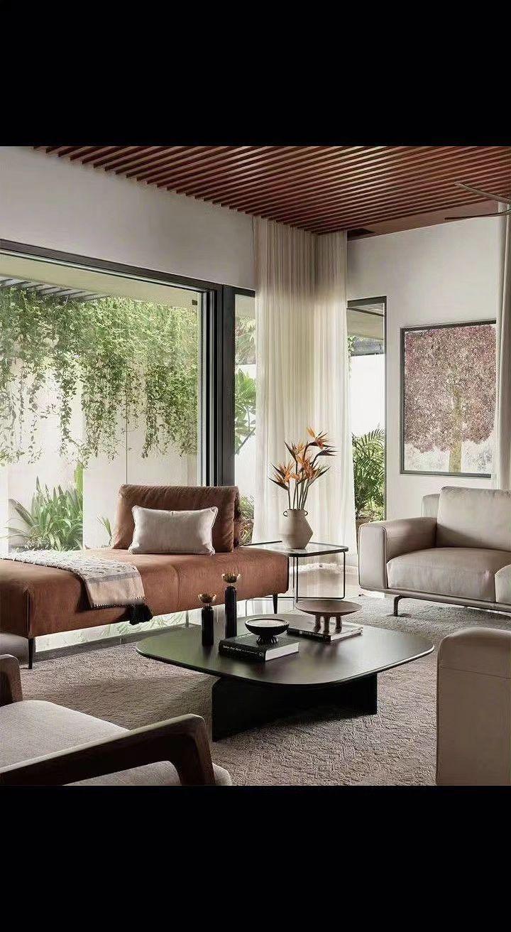 🌿阳光偷溜进木格栅，沙发陷成温柔的拥抱✨。绿植在玻璃上写诗，家是灵魂的留白处?