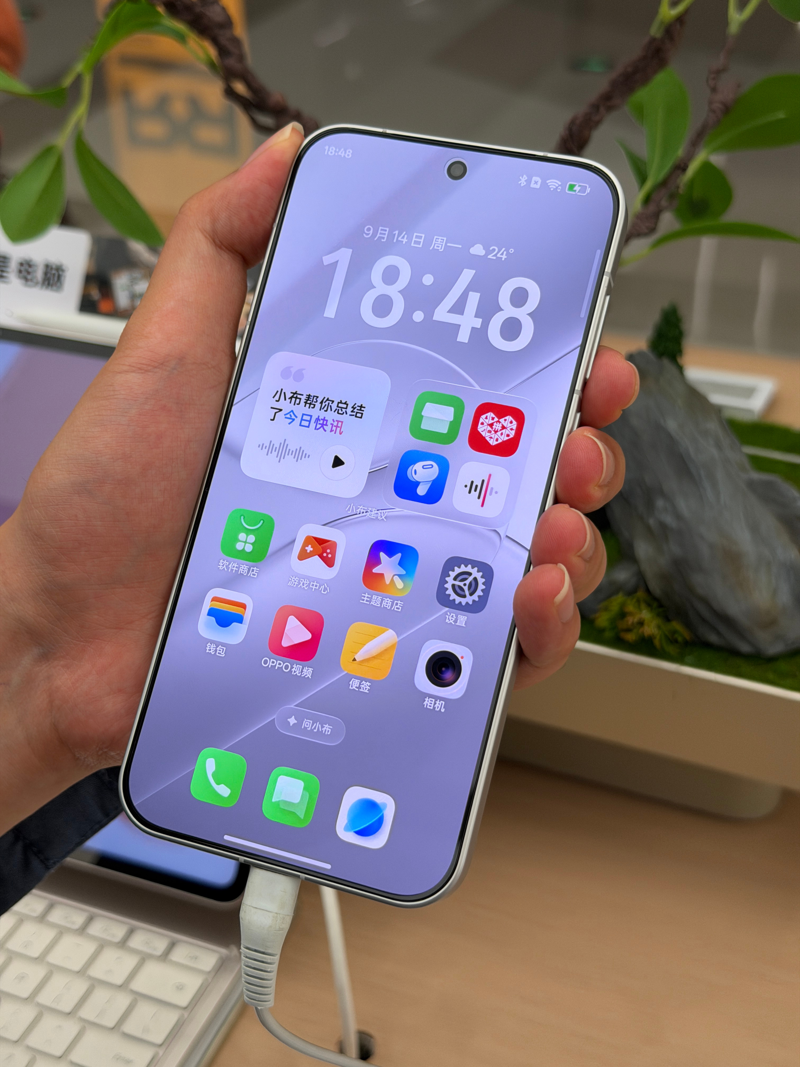 去看了一下 OPPO Find X10 Pro Max，现在在门店已经能摸到了。