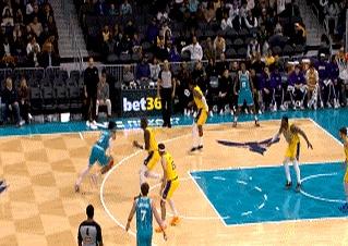 湖人今天第三节又炸了！11月11日打黄蜂，上半场才领先2分差点被反超，第三节直接