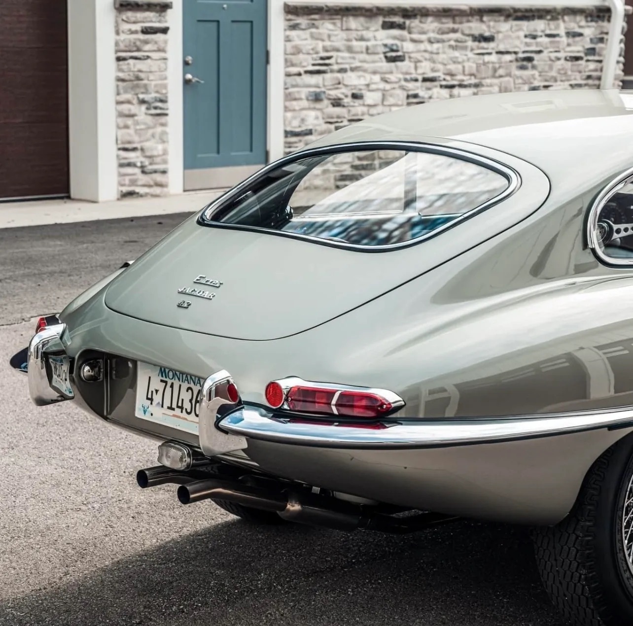 作为捷豹历史上最经典的跑车之一，JAGUAR E-Type既是机械艺术的结晶，也