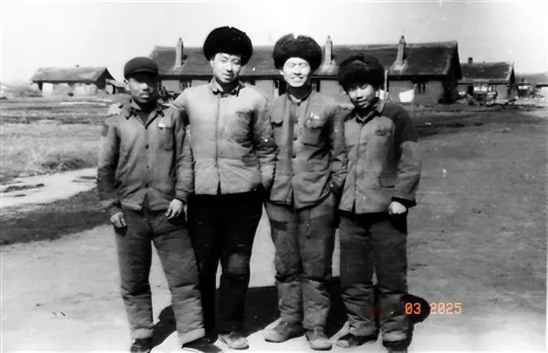 1970年
黑龙江省生产建设兵团的4名战士，在他们的住地留下了这张珍贵的照片。