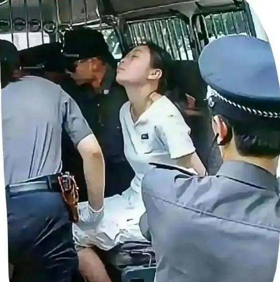 2004年，福州看守所，方晓红在接受注射执行死刑前，身体倚靠着车窗玻璃，微微抬起