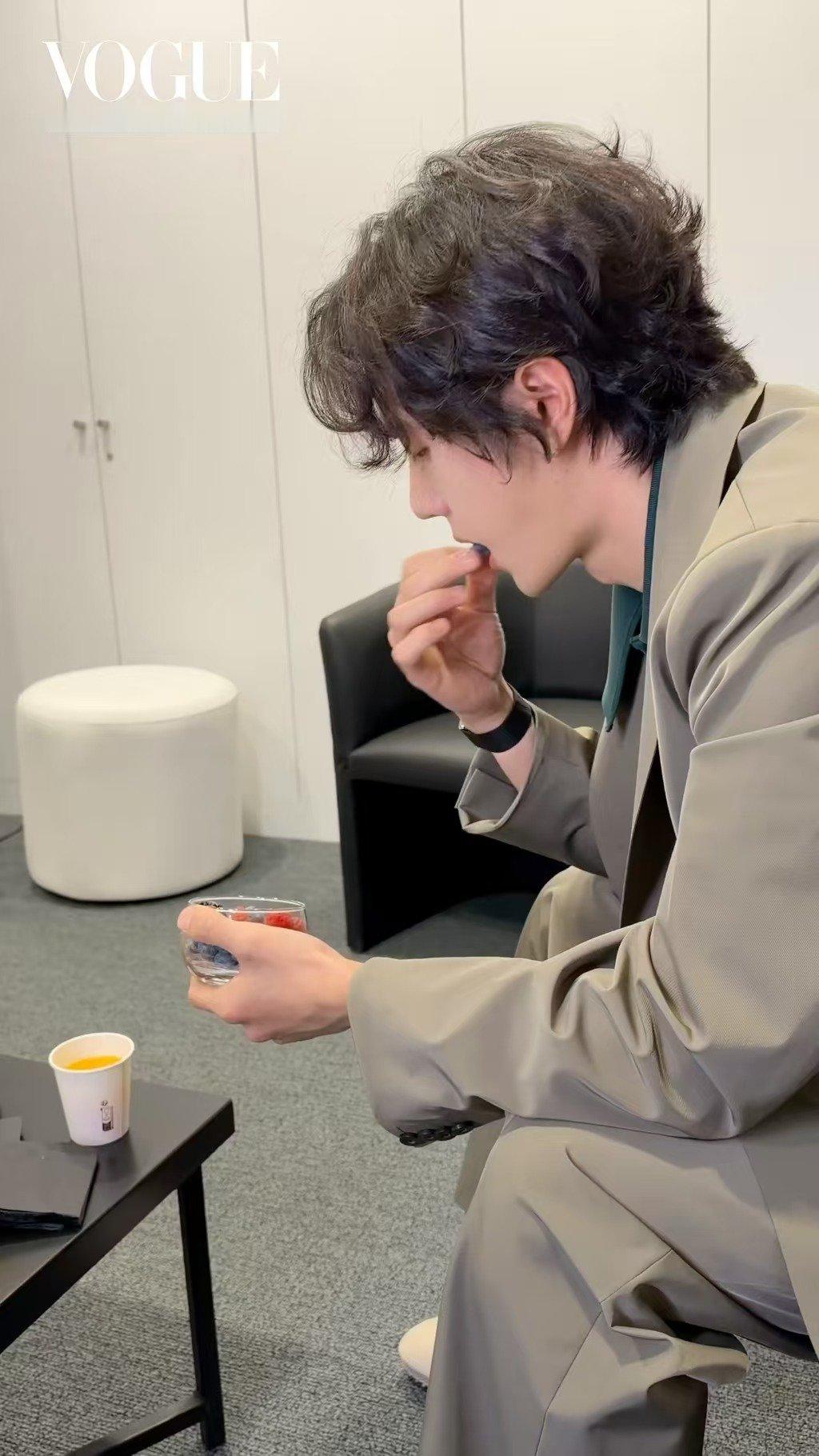 王一博只吃了两颗蓝莓王一博好自律 王一博只吃了两颗蓝莓！ ​​​