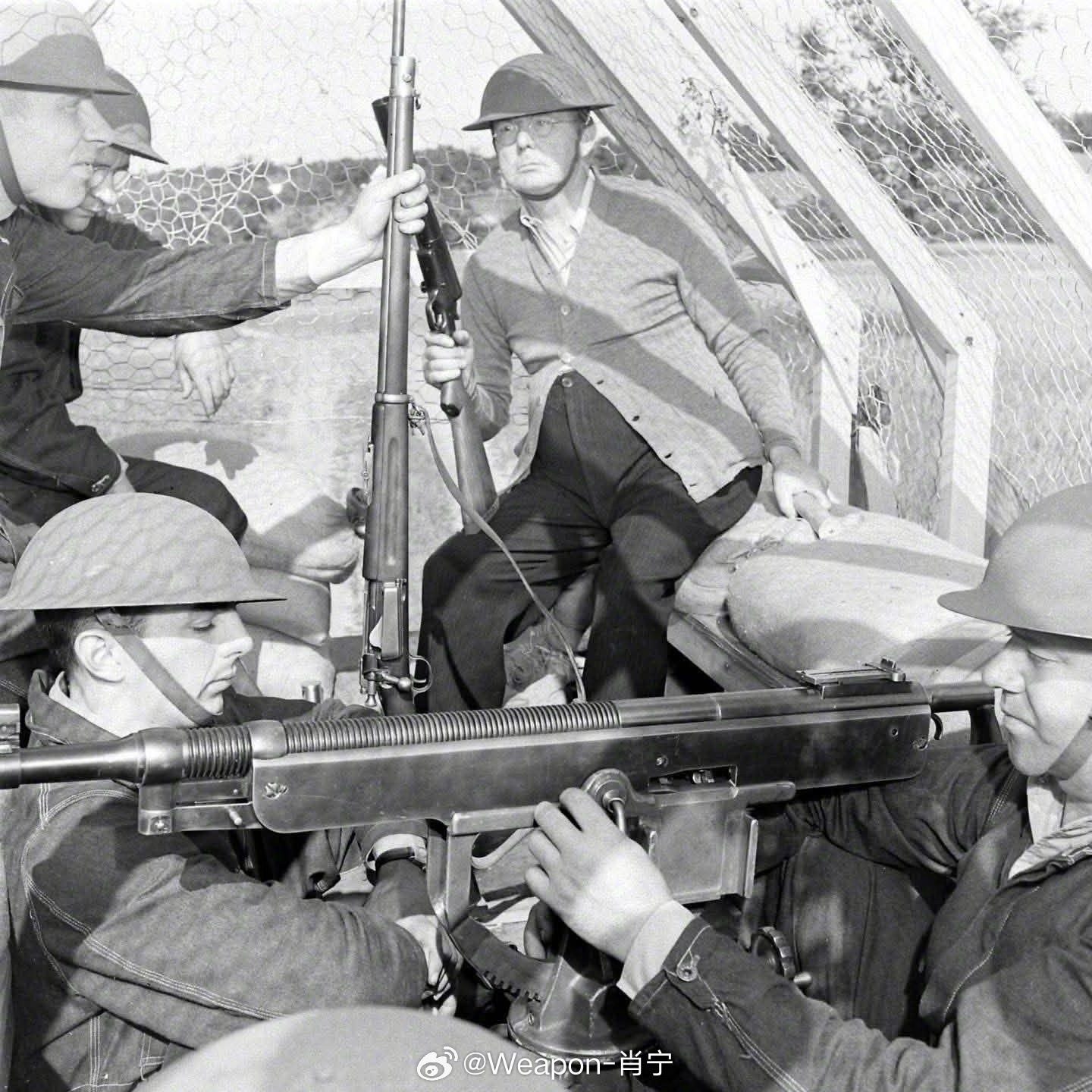 照片中的历史 1942年6月，美国马萨诸塞州康科德附近的游击战训练。士兵们使用.