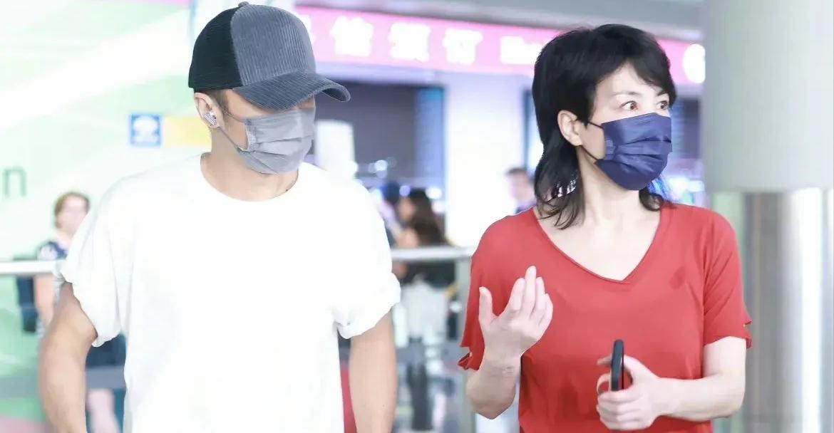 想听个跨越20年的传奇爱情故事吗？来,让我给你讲讲王菲和谢霆锋的故事吧。这可不是