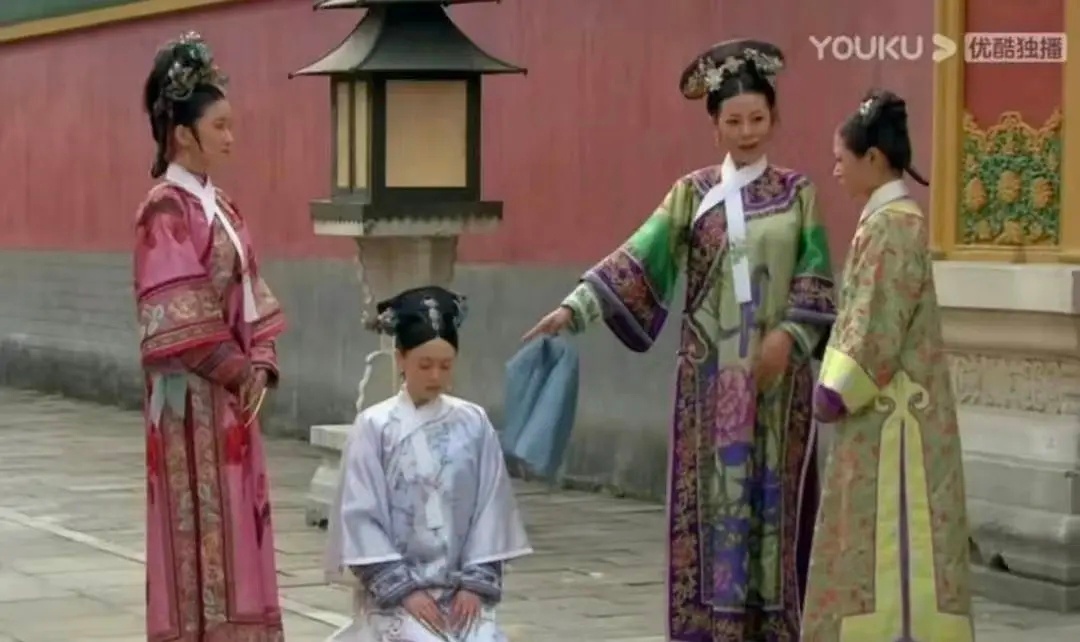 舍友让我跪下今天和舍友拍毕业照 她们想拍甄嬛传那张照片 就是底下这张 但是需要有