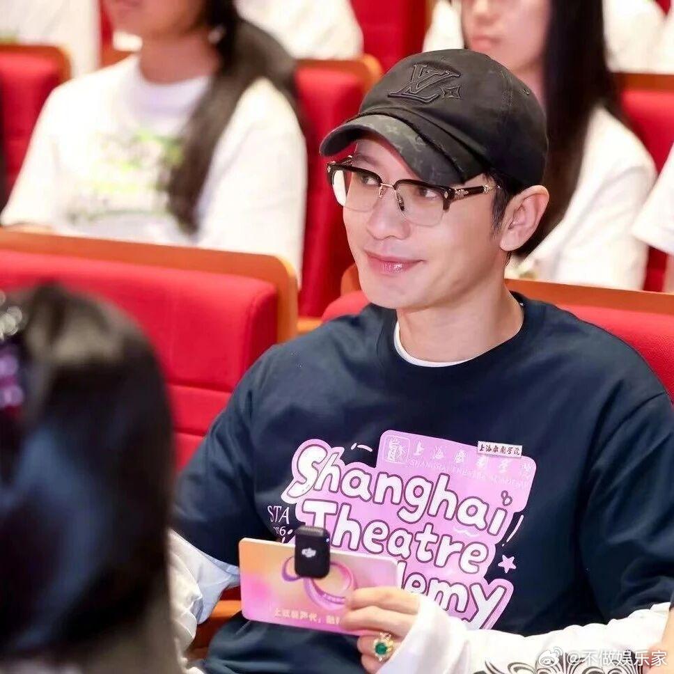 48岁黄晓明二战上岸上戏博士，推掉戏约闭关备考一年，总成绩271.34分。有人说