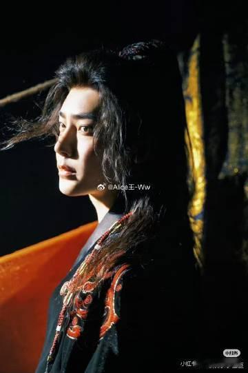 侯明昊唱雀骨片头曲 这开头就直接上强度，侯明昊的高音转音真是无与伦比，听完让人忍