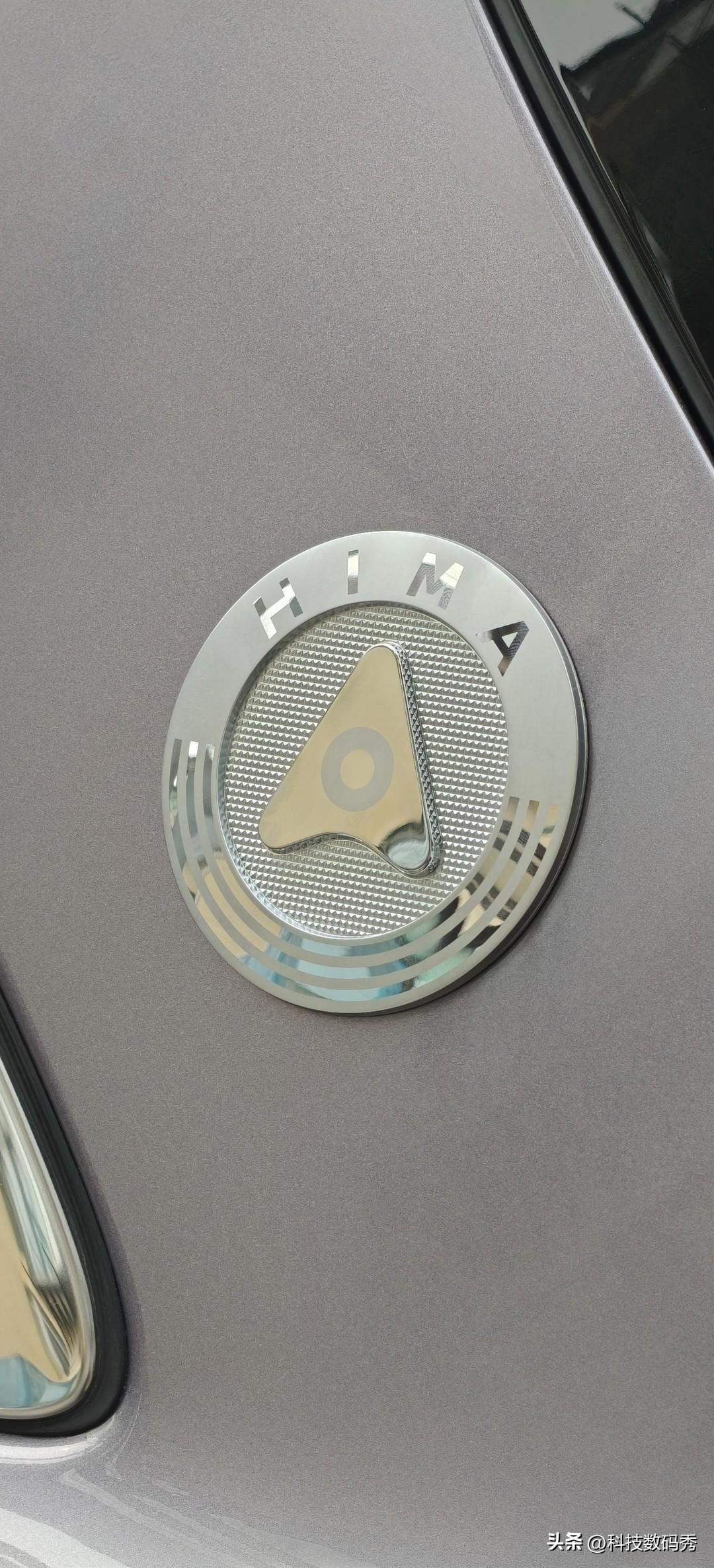 把鸿蒙智行的徽章贴车上了，挺好看，尚界的服务真的很好，维修保养洗车售后都直接上门