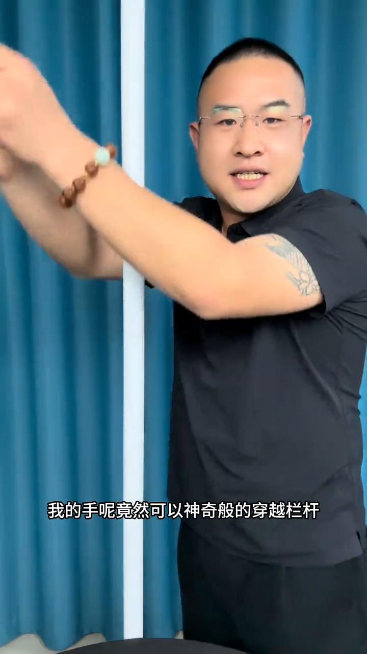 古代犯人逃脱术，骗了我整整十年。
大家好，我的两个大拇指被一个铁丝牢牢的绑住了，