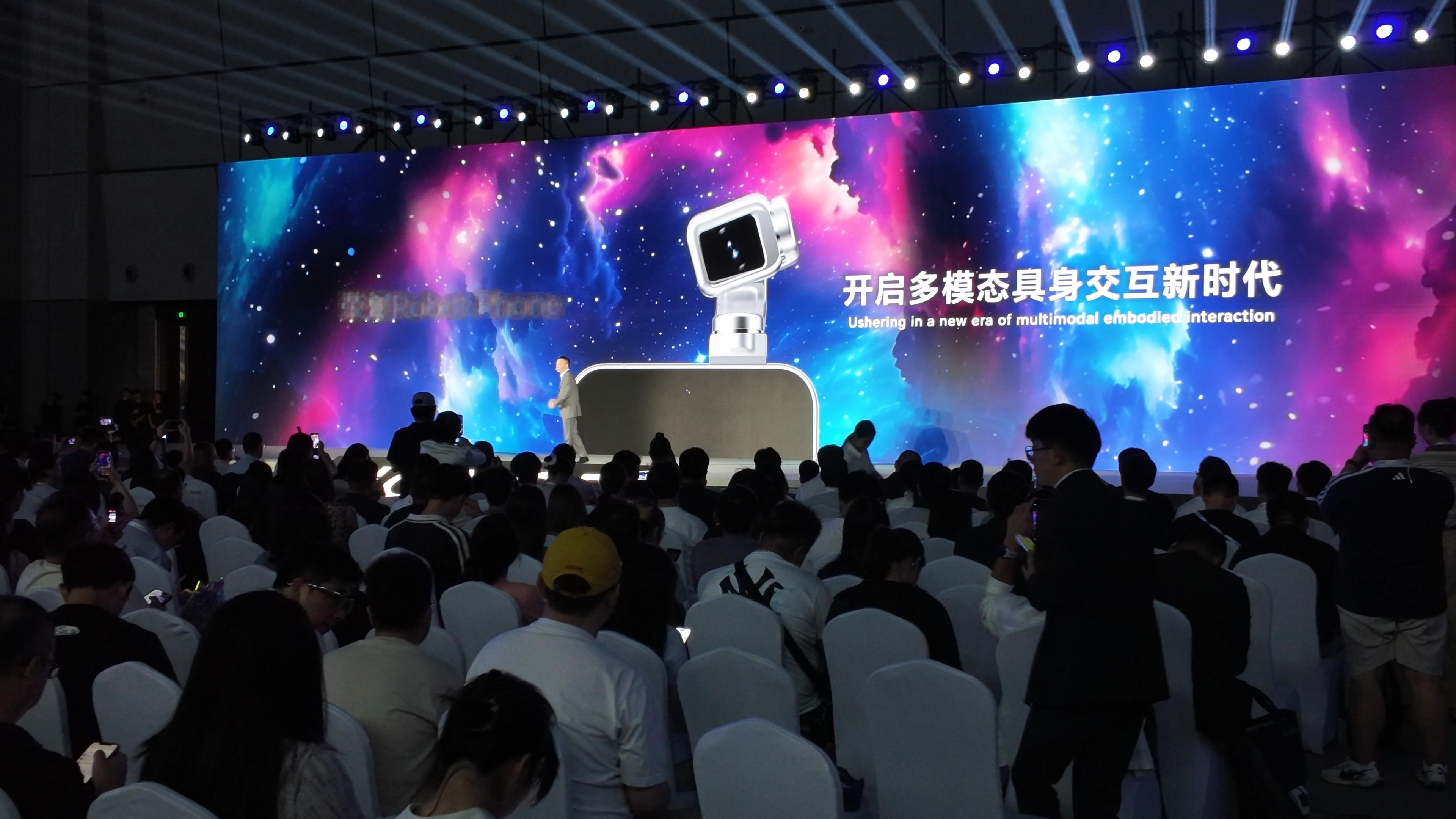 全球首台机器人手机来了！🤖📱听懂复杂指令，看懂你的动作，还能随音而舞——从“