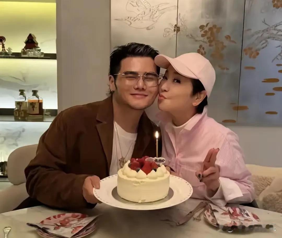 狄波拉这一把年纪了还晒狗粮，这一家子人真是风流，从儿子谢霆锋到女儿谢婷婷，再到前