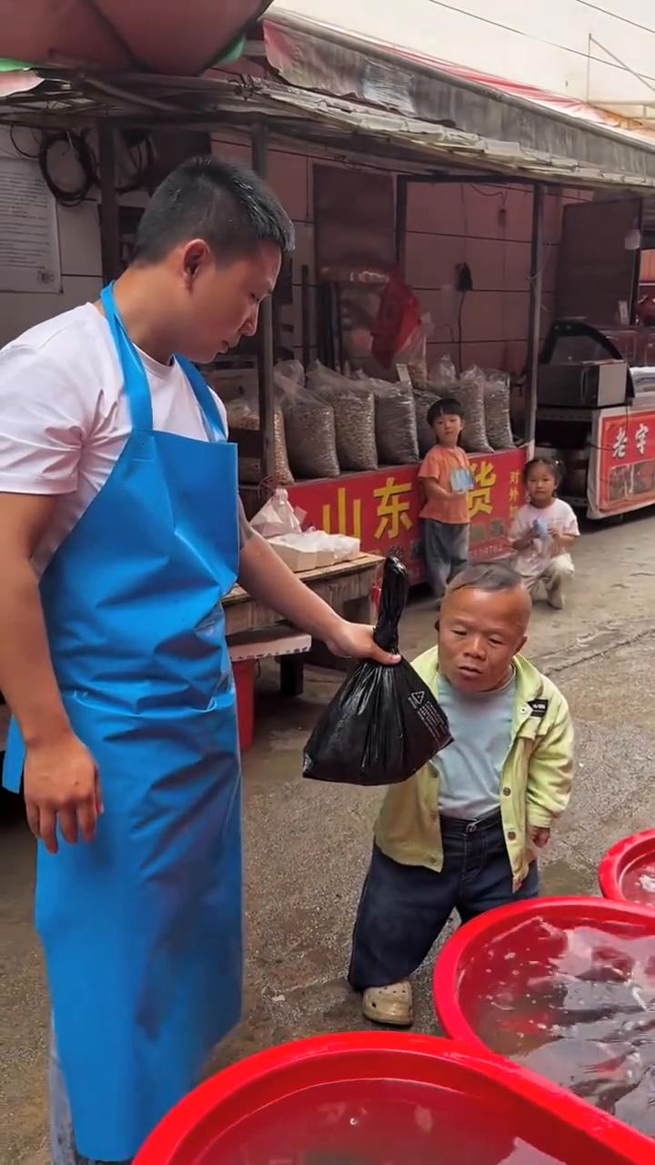 老板这鱼。
我只是问一下20。
你都手指了。
快点。