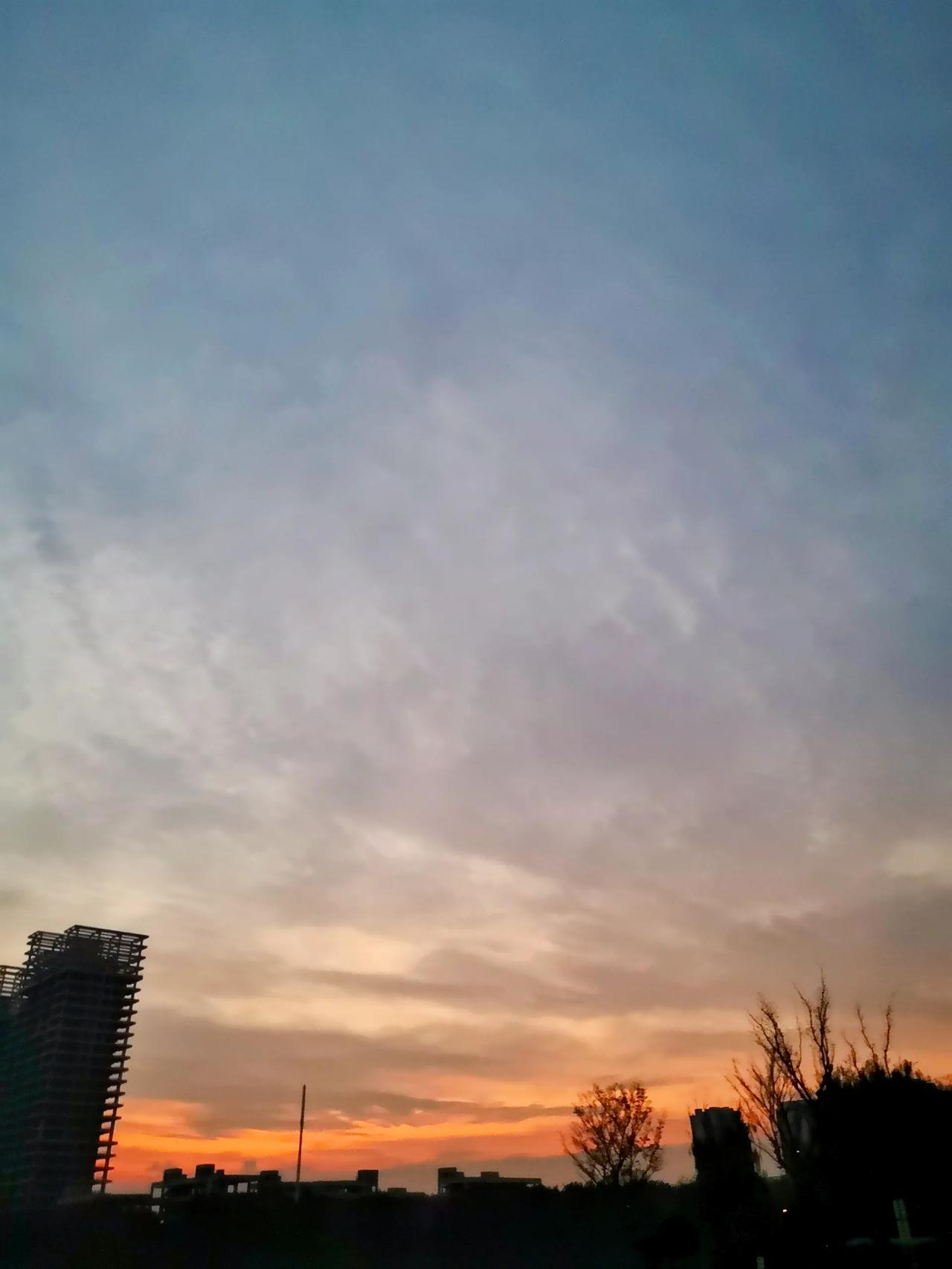 今天早上6点开跑，天气阴，气温7度。东方熹微～