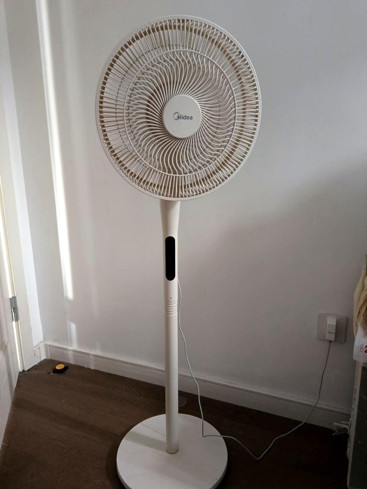 以前我总觉得风扇这玩意儿，能转出风不就行了？
直到今年被那台120块的老古董吹得