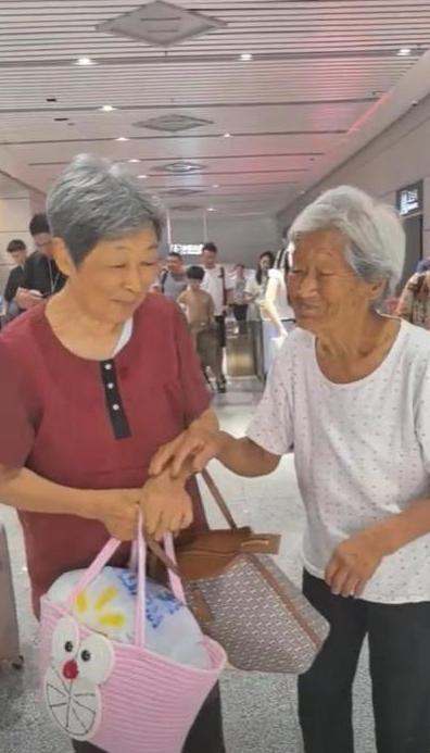 安徽一109岁母亲到高铁站接79岁女儿回家，儿子：母亲生活能自理，喜欢锻炼

1