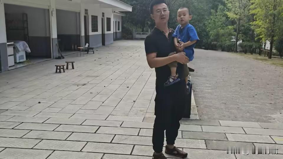 《赞翡翠峡》

翡翠仙峡世外藏，峰奇水秀韵流芳。
藤缠古树添幽意，瀑落深潭溅玉光