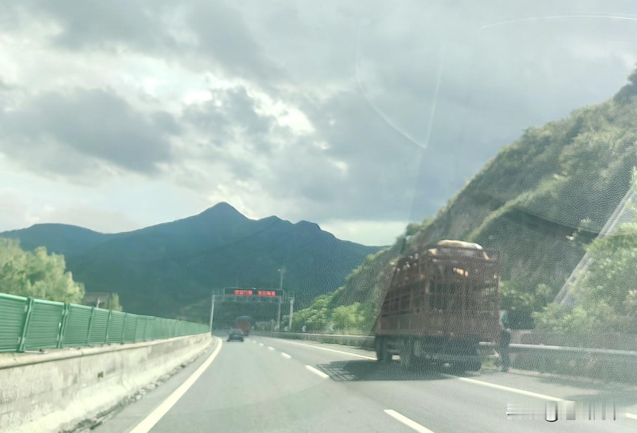 【京张高速涞源段货车应急停靠，山区高速行车需注意安全】7月22日下午，京张高速涞