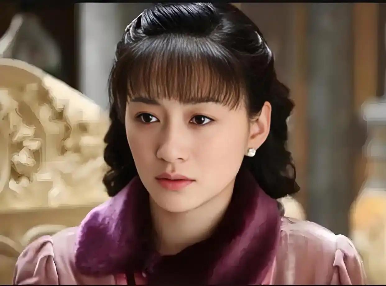 李小冉大概怎么也想不到自己的翻红方式。
此前离婚传闻持续发酵，全网纷纷蹲守后续，