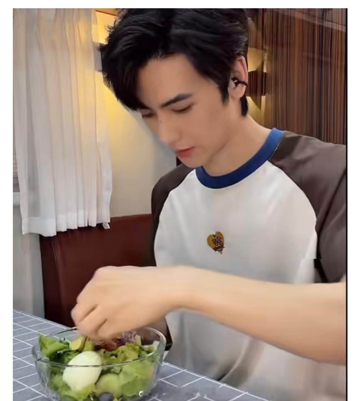 黄俊捷减脂餐比我的生活还素 突袭直播惊喜掉落！黄俊捷亲自下厨做减脂餐，一顿操作行