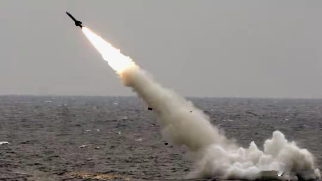 外媒最近老盯着中国导弹。说中国东风 - 27曝光，最大射程达8000公里，能横跨