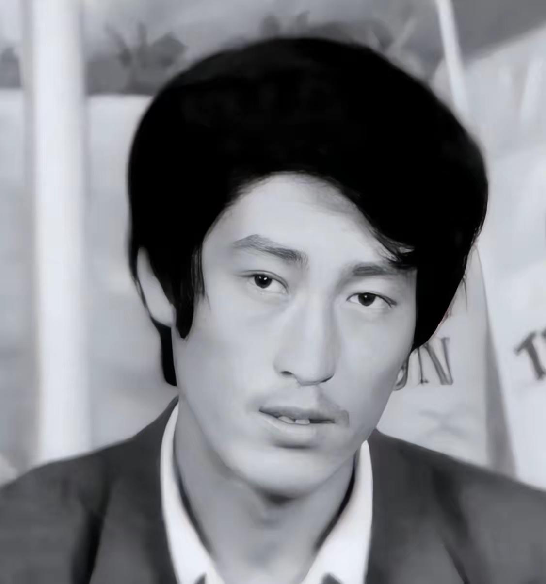 1996年冬天，辽宁黑山工人刘凯利家存折被盗，他去派出所报案。3天后，15岁少女