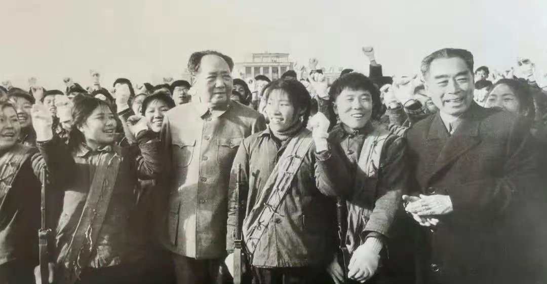 “工人阶级和民族资产阶级之间存在着剥削和被剥削的矛盾，这本来是对抗性的矛盾。但是