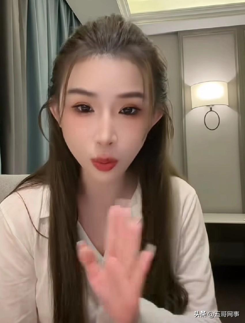 王小佳现身沈阳，过来给师傅仙阳的团播助力，娜美也同样来到活动现场。王小佳开播，聊