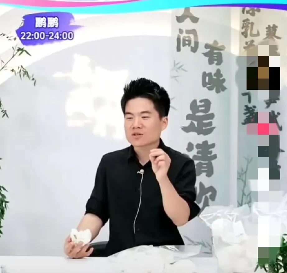 昨晚，董宇辉卖包子时，有一句话太经典了！当时，导演开心的说道“这包子一下卖完了！