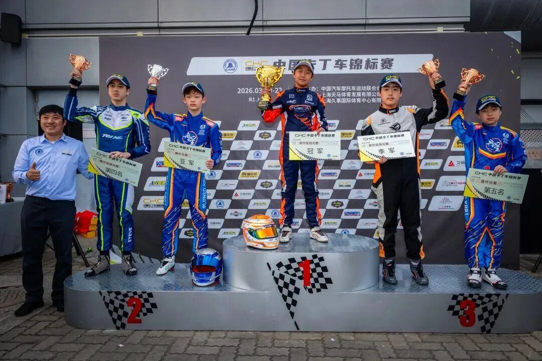 CKC卡丁车上海站落幕，140个小孩哥抢着当“车手”
上周末上赛卡丁车世界，CK