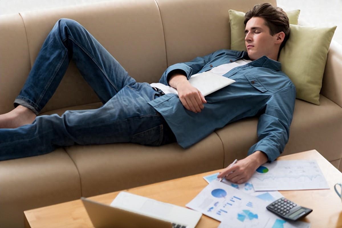 午睡让大脑衰老推迟3~6年！优质午休具备三个特点

有规律午睡习惯的人，大脑容量