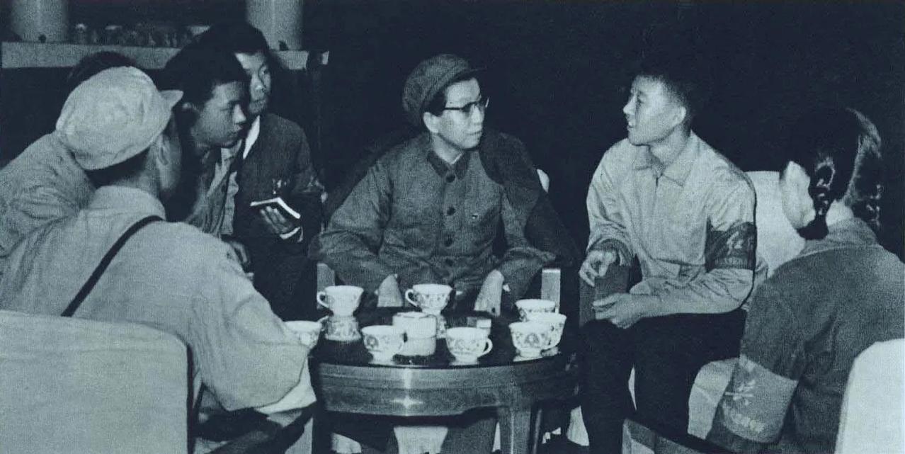 鹤同志高举毛泽东思想伟大红旗，带领一批文艺界的革命闯将，以卓越的政治胆识和艺术魄