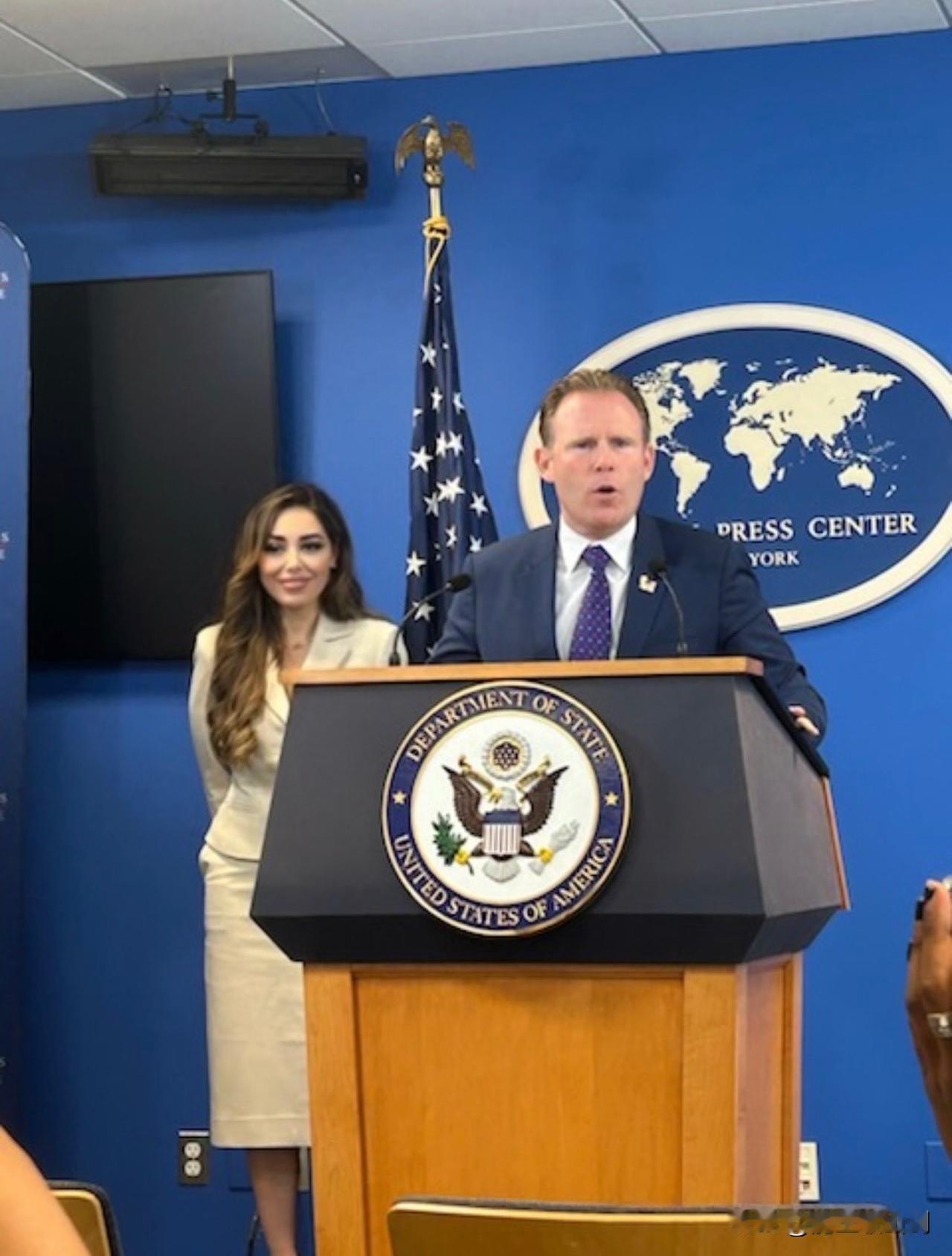 美国世界杯工作组里的伊朗裔美女。白宫2026年世界杯特别工作组执行主任安德鲁召开